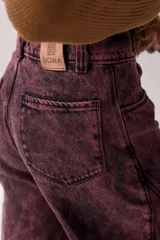 Pantalón wide leg de jean en tono azul, con diseño bicolor que combina paneles laterales en color blanco, bolsillos traseros appliqués y detalles de etiqueta de cuero con la marca.
