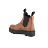 Bota Chelsea de caña media color chocolate, confeccionada en cuero, con elásticos laterales negros, tiradores traseros y suela dentada de goma negra.