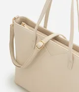 Cartera tipo shopper grande de Satinato, confeccionada en poliuretano con textura efecto crocco en color bordó. Cuenta con doble asa fija, correa larga desmontable con herrajes dorados y cierre superior por cremallera.