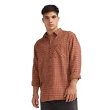 Camisa de manga larga Quiksilver modelo Fresno, de diseño clásico a cuadros en tonos marrón y rojo, con cuello camisero, cierre frontal de botones y un bolsillo aplicado en el pecho con detalle de logo.
