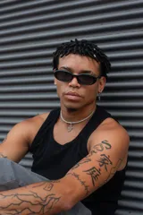 Lentes de sol negros con forma ovalada y protección UV400.