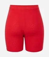 Conjunto de lencería rojo acanalado, compuesto por un corpiño triangular sin aro y un short tipo ciclista de tiro alto.