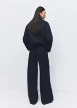 Pantalón jeans de corte wide leg en color azul marino, de tiro medio y confeccionado en algodón resistente.