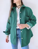 Gargantilla choker con doble tira fina de cordón negro y dije de aro dorado.