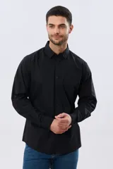 Camisa lisa de manga larga de algodón en color gris claro, de corte slim fit con cuello camisero y cierre frontal de botones.