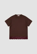 Remera de algodón color marrón chocolate con cuello redondo, mangas cortas y detalle de encaje en el ruedo inferior.