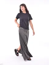 Remera blanca de manga corta con cuello redondo, destacada por apliques bordados con lentejuelas en los hombros.