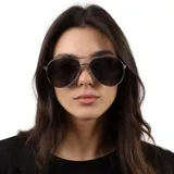 Lentes de sol estilo aviador con marco metálico plateado y cristales oscuros con protección UV400.
