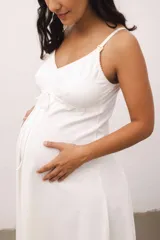 Camisón maternal de algodón color negro, con tirantes ajustables y broches de acceso rápido para lactancia en las copas, diseñado para brindar comodidad durante el embarazo y postparto.
