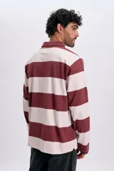Sudadera de manga larga con diseño de rayas anchas horizontales en tonos bordó y beige, cuello polo y cierre frontal parcial con botones.
