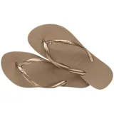 Ojotas Havaianas Slim Crystal Swarovski II color verde oscuro, con tiras finas y aplique de cristal Swarovski.