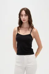 Musculosa de breteles finos confeccionada en poliamida, de corte ajustado al cuerpo y color beige.