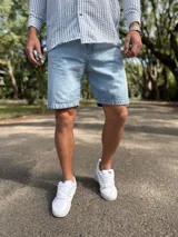 Bermuda de jean de corte clásico, color celeste claro y diseño liso.