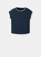 Camiseta manga corta color azul marino con cuello redondo y ribete blanco.