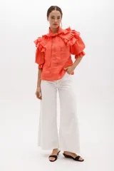 Pantalón wide leg color crudo, con textura de pequeños tajitos.