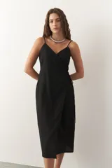 Vestido midi cruzado color salmón, sin mangas y con escote en V.