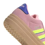 Championes urbanos Adidas modelo VL Court Bold, con diseño de plataforma en color marrón claro. Presentan capellada de gamuza rosada, las icónicas tres tiras laterales en color amarillo flúor y detalles en azul oscuro en el talón.