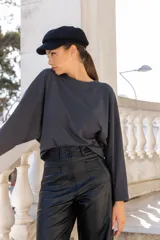 Remera color lila de corte holgado y mangas largas.