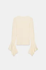 Camiseta de cuello redondo y manga larga, confeccionada en tejido rib con mezcla de lyocell. Presenta un diseño ajustado con terminación de volantes en los puños y bajo recto.