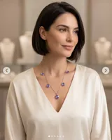 Collar de acero con cadena fina y siete dijes colgantes redondos de cristal facetado en tonos violeta tornasolado.