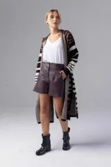 Short de cuero color borgoña, de tiro alto y corte holgado.