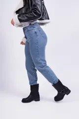 Pantalón de jean celeste, corte mom, tiro alto y corte recto.