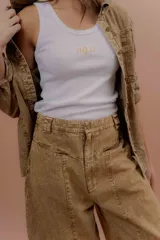 Pantalón de denim corte balón, color azul claro, con bolsillos frontales y diseño amplio en las piernas.