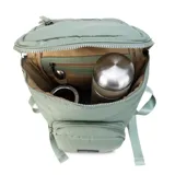 Mochila matera de diseño vertical, color gris azulado, con acabado acolchado y cierres frontales. Cuenta con un compartimento principal espacioso, un bolsillo frontal externo y un asa superior para transporte manual.