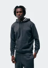 Buzo con capucha de corte clásico, confeccionado en tejido de algodón con acabado jaspeado. Presenta bolsillo frontal tipo canguro, cordones ajustables en la capucha y puños y ruedo acanalados.