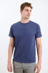 T-shirt azul marino de escote redondo y manga corta, con un pequeño detalle bordado en el pecho.