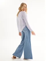 Sweater lila de punto acanalado con cuello redondo y manga larga.