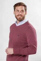 Sweater de hilo color borgoña, con cuello en V y logo bordado en el pecho.