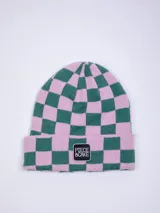 Gorro de tejido de punto con diseño a cuadros en color verde y rosado, con un parche cuadrado negro con el texto "PIECE & CAKE" en blanco.