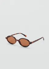 Lentes de sol con montura ovalada de pasta con estampado carey y cristales marrones.