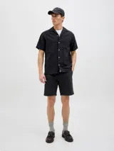 Camisa negra de algodón con cuello resort, manga corta y cierre de botones. Tejido de sarga con textura. Marca Jack & Jones.