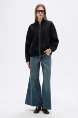 Campera bomber negra de manga larga, con cierre frontal y bolsillos.