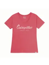 Remera de cuello en V color rojo, con estampado gráfico de la marca en el pecho y etiqueta pequeña en el dobladillo inferior.