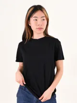 Remera básica negra de corte clásico y mangas cortas.