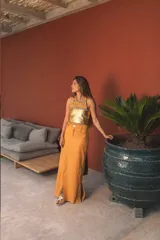 Falda midi color avellana con abertura lateral y cintura alta.