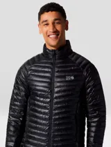 Campera puffer ultraligera Mountain Hardwear modelo Ghost Whisperer Jkt, color negro, con diseño acolchado horizontal, cierre frontal completo y cuello alto. Cuenta con bolsillos laterales con cierre y logo de la marca bordado en el pecho.
