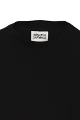 Camiseta cropped fit de manga larga color blanco, con cuello redondo, corte relajado y acabados irregulares.