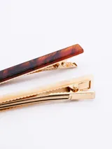 Set de dos pinzas para el pelo con diseño de carey, una color crema y otra color marrón.
