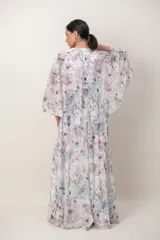Vestido largo de gasa con estampado floral, escote en V, drapeado en el corsé, mangas amplias estilo capa y tajo frontal en la falda.