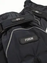 Guantes de protección para motociclista, confeccionados en poliéster resistente. Presentan un diseño en color azul marino y negro, con ajuste de velcro en la muñeca, detalles reflectantes y palma con textura antideslizante para mayor agarre.
