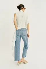 Jeans Z1975 de tiro alto y pernera recta con cinco bolsillos, cierre frontal con cremallera y botón, en color celeste claro lavado.