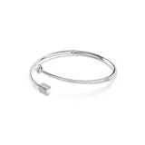 Gargantilla rígida bañada en rodio con diseño de flecha de Cupido, adornada con cristales transparentes y cierre de bisagra.