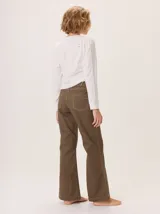 Pantalón negro de algodón, con corte recto, costura central en la pierna, bolsillos con pespuntes irregulares y pasacintos.