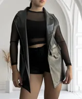 Chaleco largo negro con textura símil piel de reptil y corte sastrero.