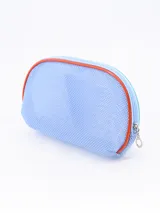 Necesser de malla color celeste con cierre superior.