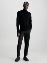 Sweater negro de cuello perkins confeccionado en lana merino extrafina. Tiene cuello, puños y bajo de canalé.